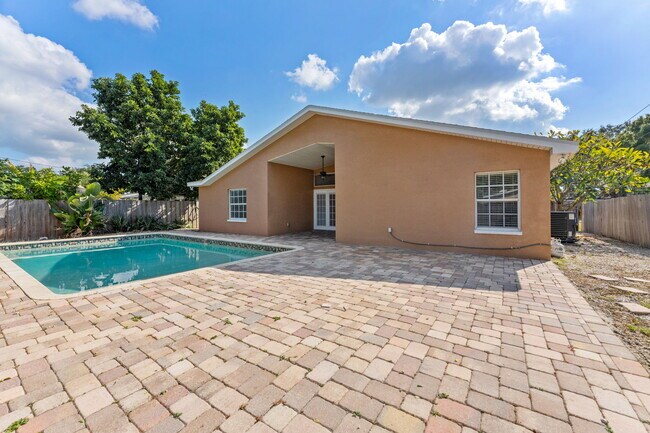 Building Photo - 6515 34th Ave N