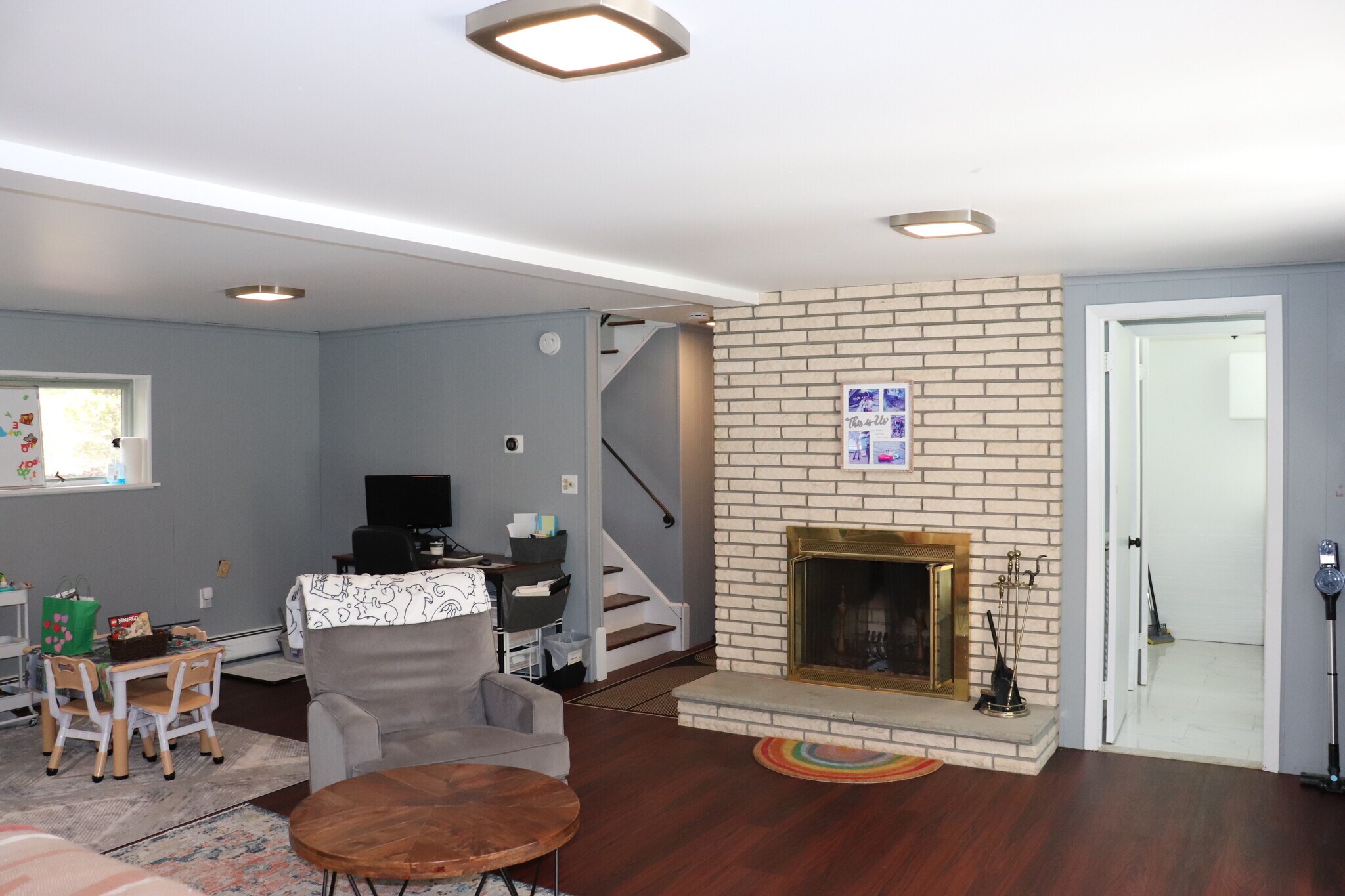 Building Photo - 442 Surrey Ln