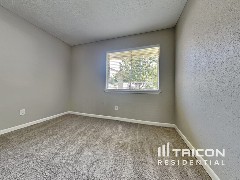Building Photo - 23426 Canyon Lake Dr