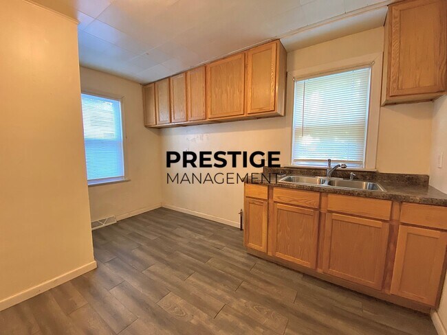 Building Photo - 2 Bed 1 Bath Home