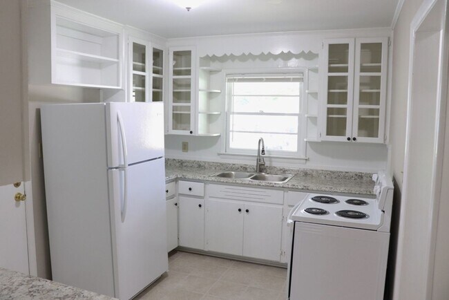 Building Photo - 3-Bedroom thats move-in ready and just wai...