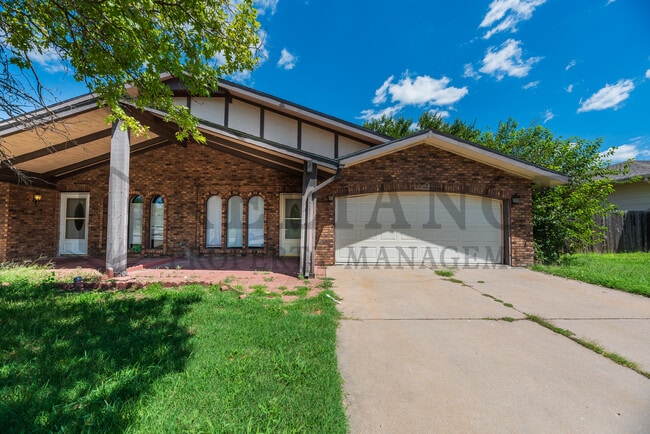 Building Photo - 2202 S White Oak Dr