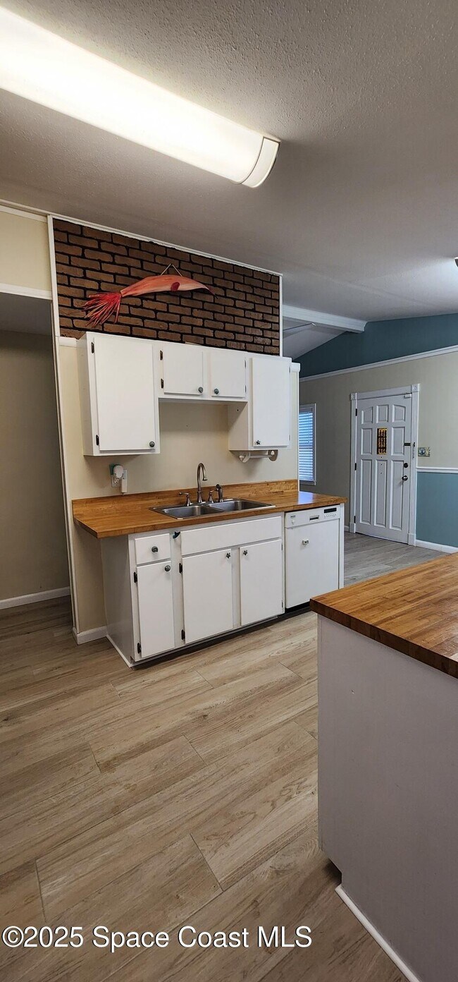 Building Photo - 833 Cronin Ave