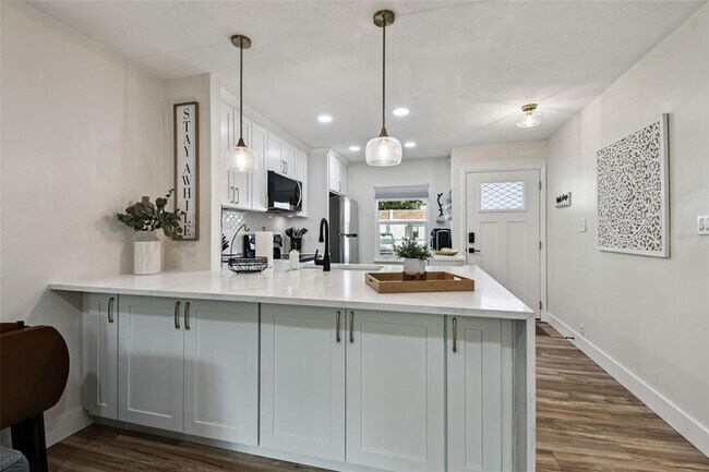 Building Photo - 9032 Mission Oaks Blvd