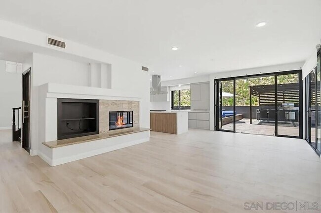 Building Photo - 561 Bayona Loop