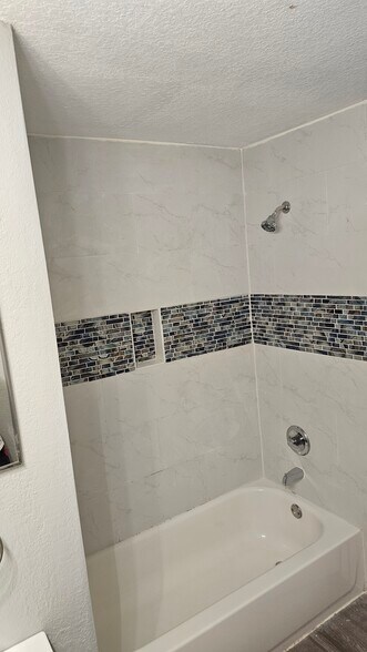 Guest Bath - 8800 Latrec Ave