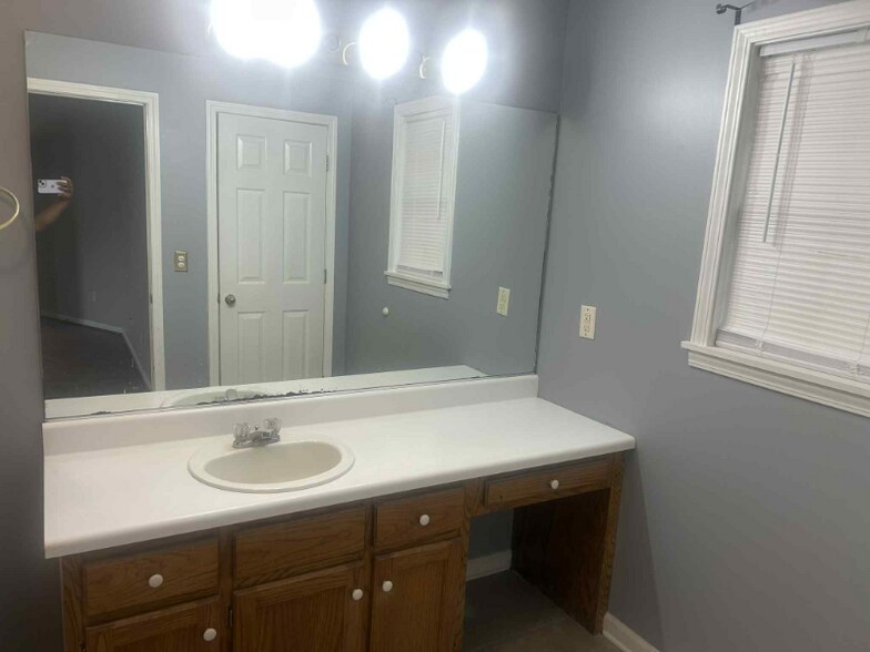 Building Photo - 4002 Sandstone Dr