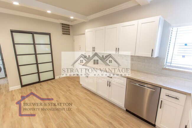 Building Photo - 351 E Thomas Rd