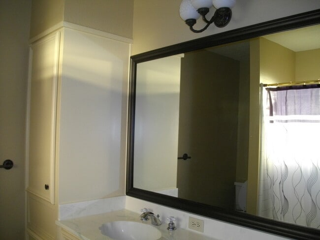 Building Photo - Large Townhouse One Block off Youree Drive and Southfield Road