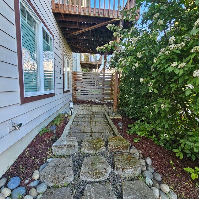 Building Photo - Beautiful Home with Mt. Rainier Views – Close to PSNS & Ferries