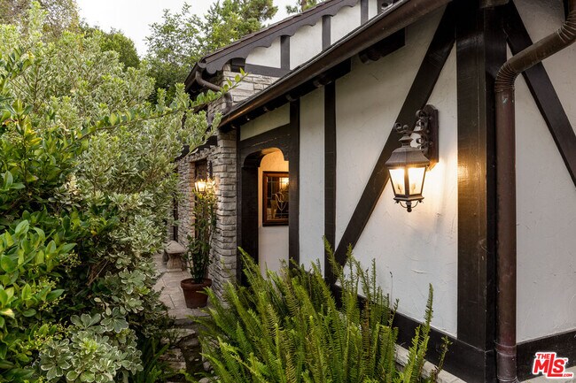 Building Photo - 4880 Queen Florence Ln