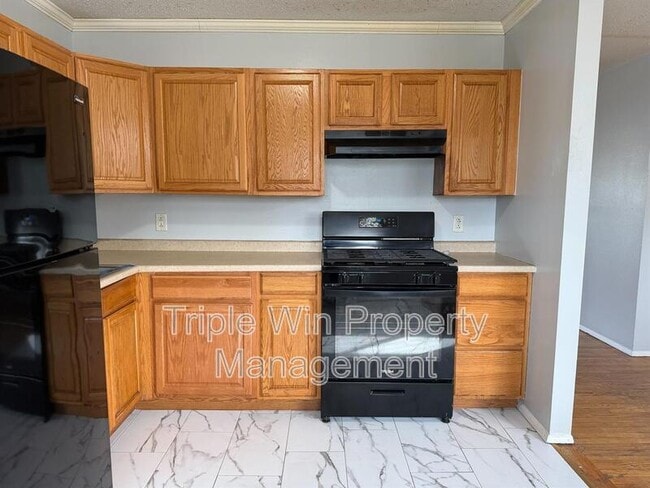 Building Photo - 220 Falcon Dr