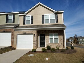 Building Photo - 2 Bedroom, 2.5 Baths End unit Townhome located in Townes at University East