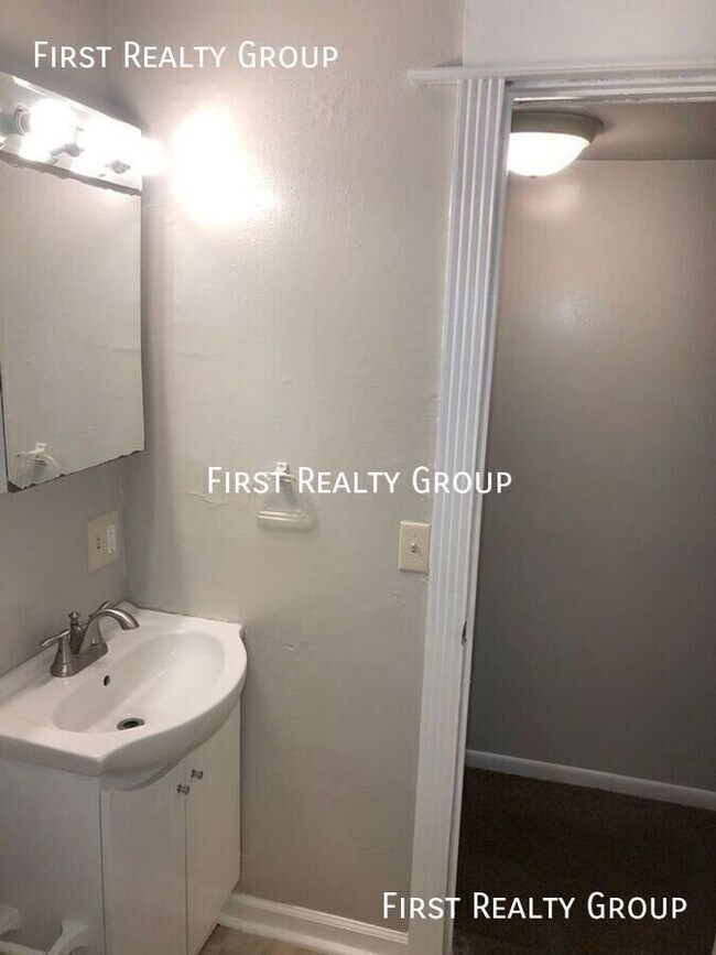 Building Photo - 140 E Market St