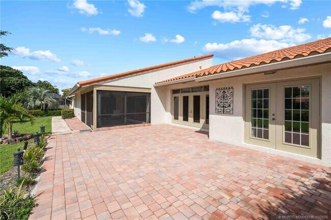 Building Photo - 2385 SW Creekside Dr