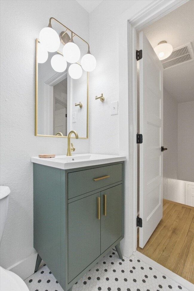 Building Photo - 421 E Jennings St