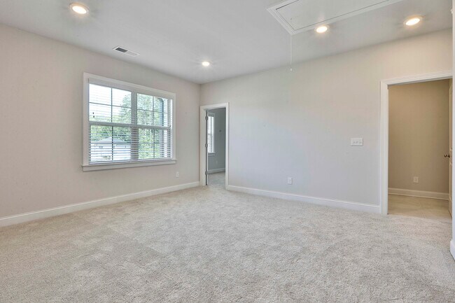 Building Photo - 335 Caledonia Ct