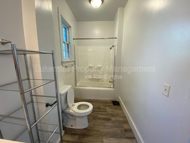 Building Photo - 827 W Cedar St