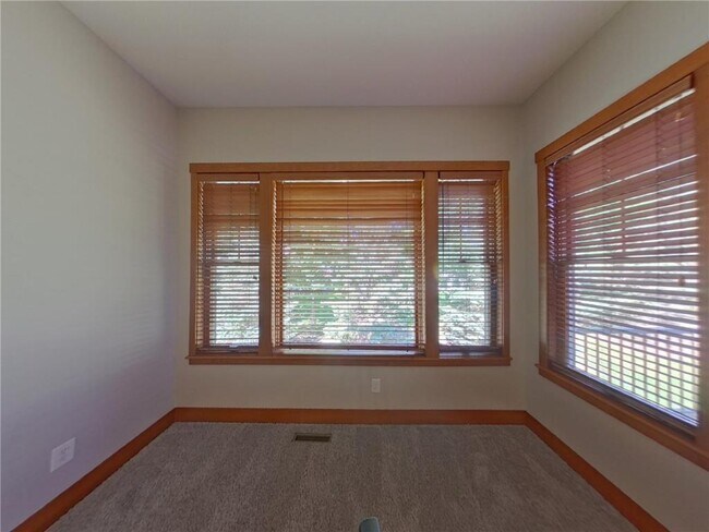 Building Photo - 4025 Heritage Ln SE