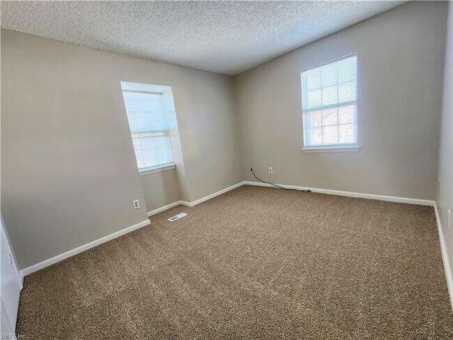 Building Photo - Beautifully renovated end-unit townhouse located in Central Virginia Beach