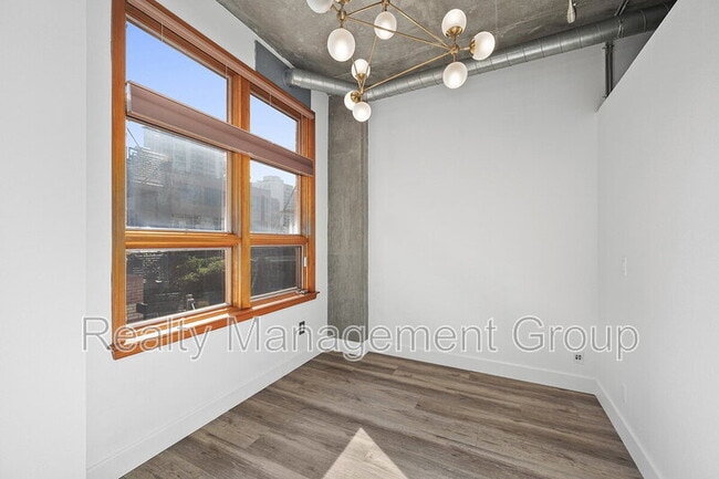 Building Photo - 877 Island Ave