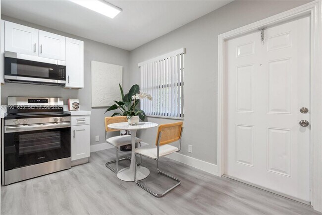 Building Photo - 1400 NE 5th Terrace