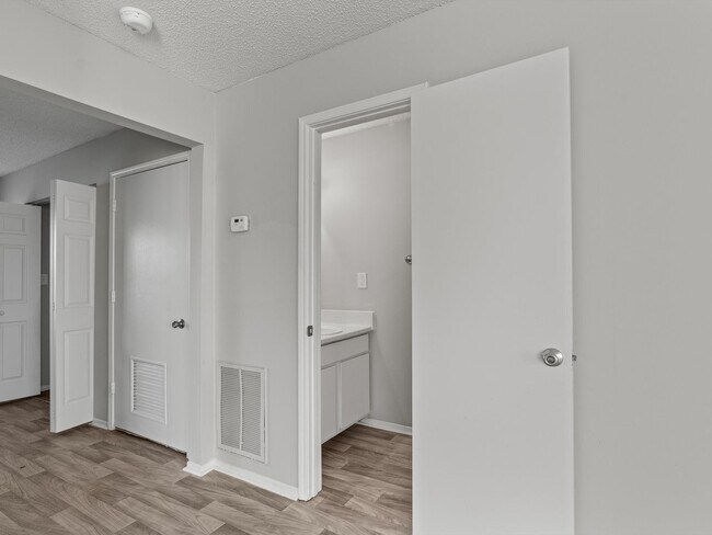 Building Photo - Three Bedroom/Two Bath Townhome