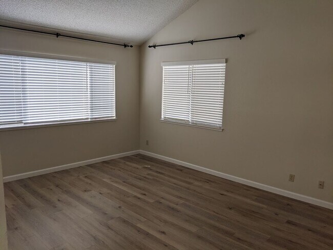 Building Photo - LOS GATOS  - Town House with designer upda...