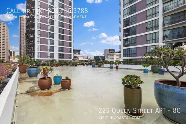 Building Photo - 225 Queen St