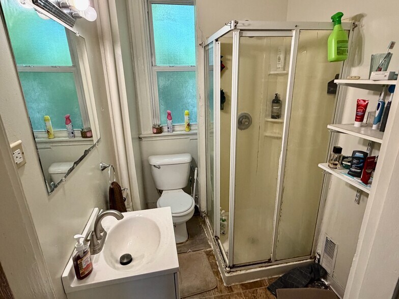 Building Photo - 2346 Stratford Ave