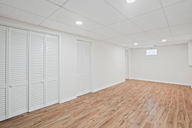 Building Photo - 6607 Lone Oak Dr