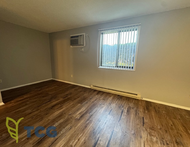 Building Photo - 2402 Marquette Rd