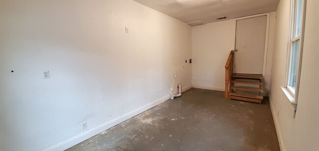 Building Photo - BRICK HOUSE!!! 3-bedroom, 1-bath, Close to...