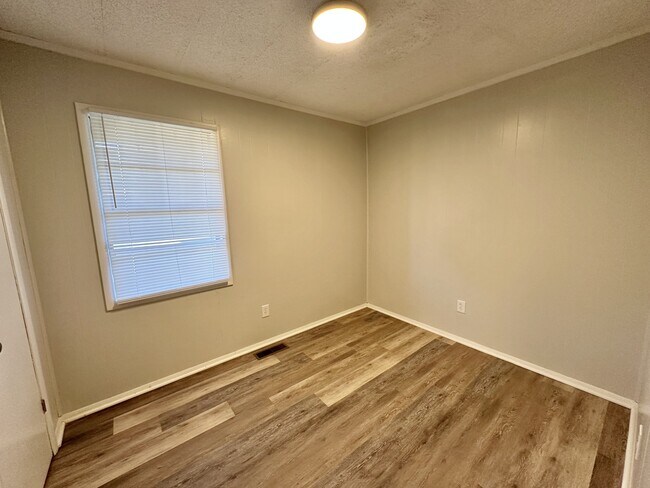 Building Photo - 724 Illinois Rd