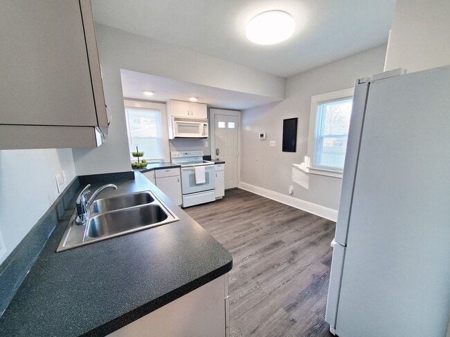 Building Photo - 5 Bed - 2 Full Bath Cape Cod for Rent!