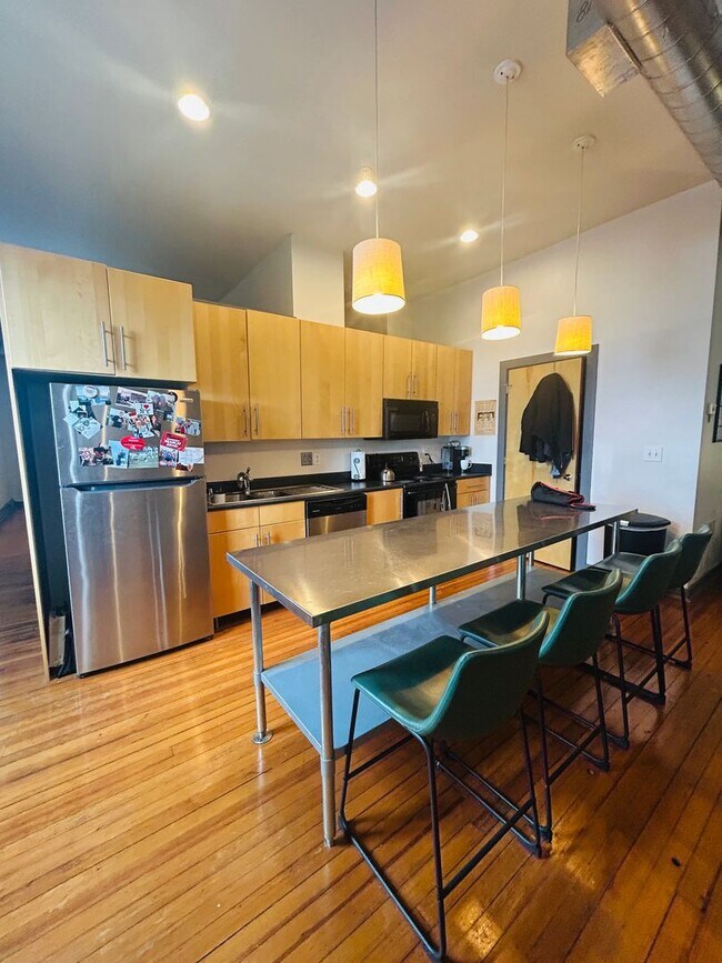 Building Photo - One Bedroom Loft