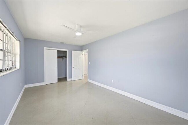 Building Photo - 740 E Evanston Cir