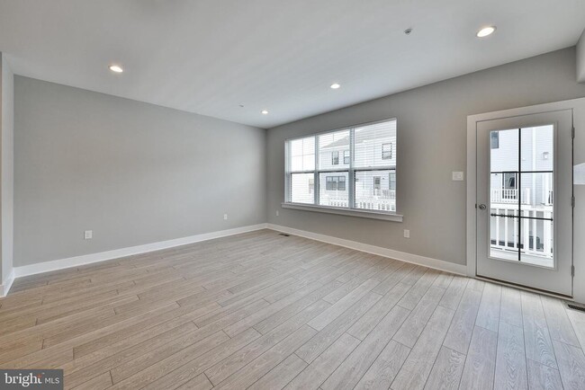 Building Photo - 328 Walnut St