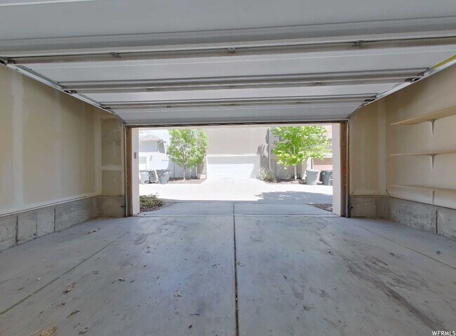 Building Photo - Beautiful 3 Bed 2.5 Bath - 2 Story Home in...