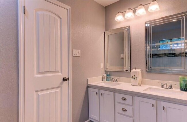 Building Photo - 1710 Palmetto Dr
