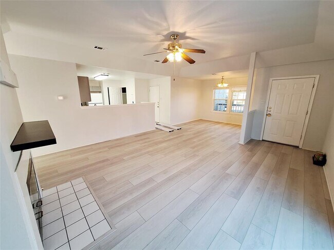 Building Photo - 804 Moon Glow Dr