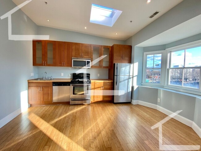 Building Photo - TOP FLOOR 2 BED 2 FLOORS + Private Rooftop Deck!!! Available 9/1/26