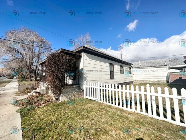 Building Photo - Charming 2-bedroom, 1-bathroom house near the Truckee river