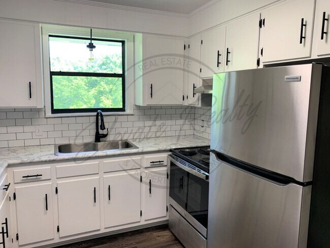 Building Photo - Spacious 3BR/1BA Lower-Level Apartment wit...