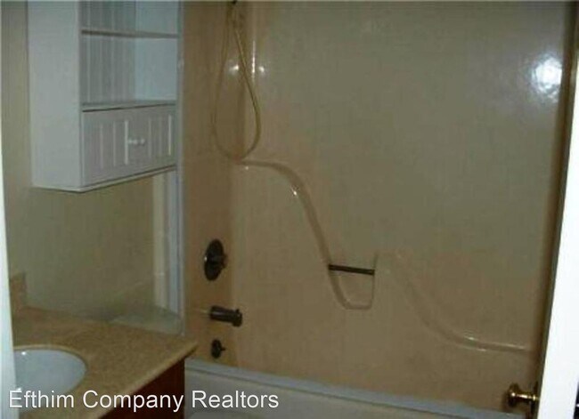 Building Photo - 2 br, 1 bath House - 97 Woodlake Ct. Unit E