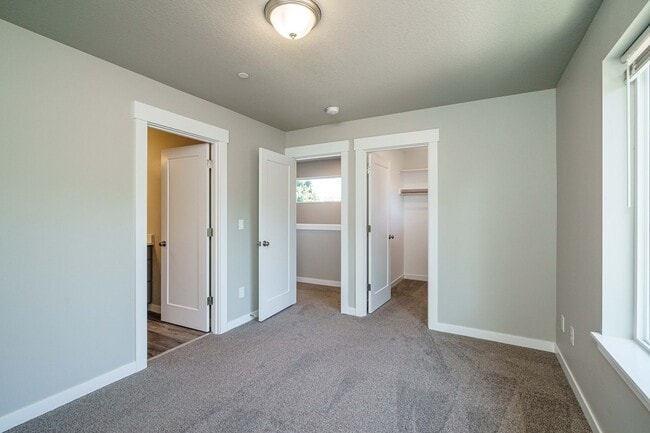 Building Photo - Move In Ready 3 Bedroom 2.5 Bathroom - Convenient Camas Location