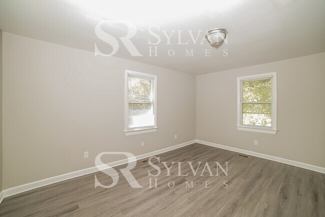 Building Photo - Where Charm Meets Comfort