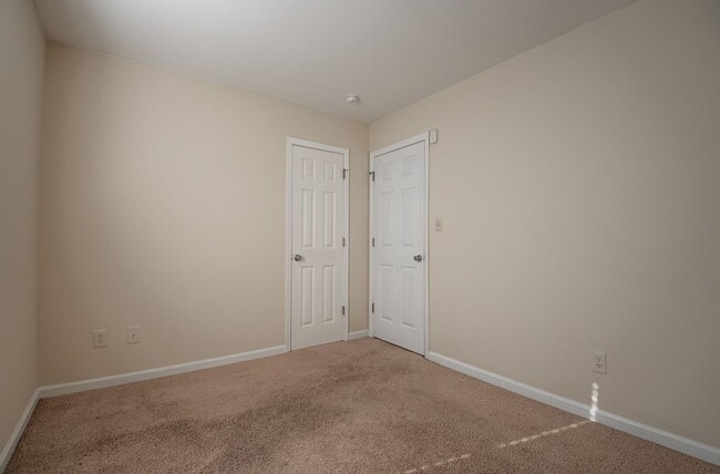 Building Photo - Comfortable 3 Bedroom / 2 Bath One - Level...