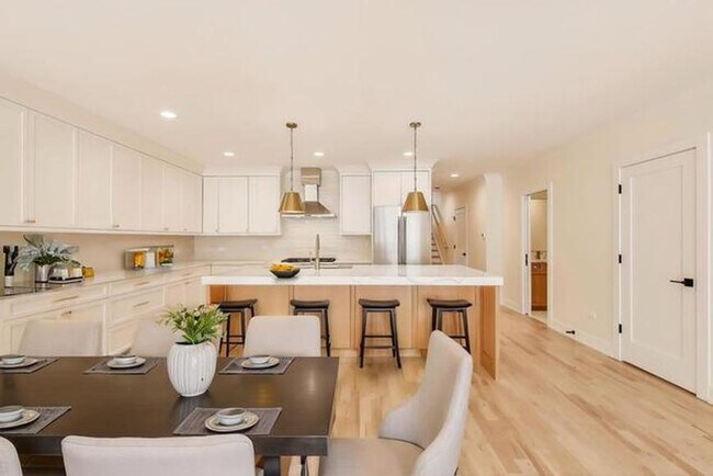 Building Photo - 4 bedroom in Chicago IL 60625