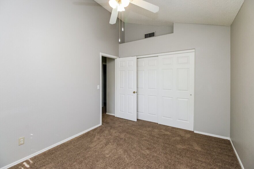 Building Photo - 441 S Maple